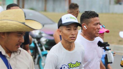 Vuelve Alexander Joven Que Corre Descalzo Retoma La Carrera Junto A