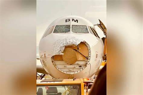 Мощный град разрушил носовую часть пассажирского самолёта в Австрии