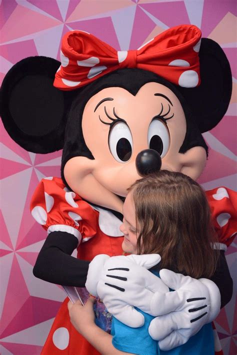 Minnie Mouse Hug | Minnie, Minnie mouse, Disney world