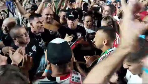 Rafinha Comanda Samba Na Comemora O Do T Tulo Do S O Paulo No Morumbi