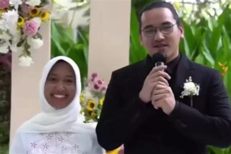 Perjalanan Cinta Ayu Kartika Dewi Stafsus Presiden Yang Nikah Beda