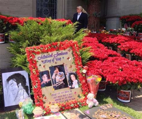 Fãs de Michael Jackson homenageiam ídolo nos cinco anos de sua morte