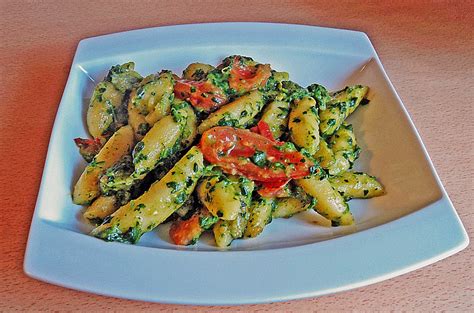 Schupfnudeln Mit Spinat Und Kirschtomaten Von Heimwerkerk Nig Chefkoch De