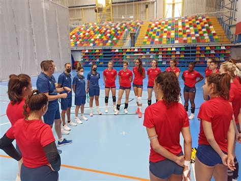 RFEVB Las Leonas del Vóley ponen rumbo a Rumanía para el debut en la