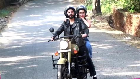 Varun Dhawan Kriti Sanon Take A Joy Ride On Bike Kriti Looks Gorgeous