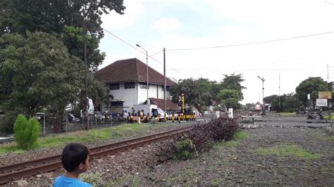 Pemberangkatan Kereta Api Sritanjung Dari Stasiun Jember YouTube