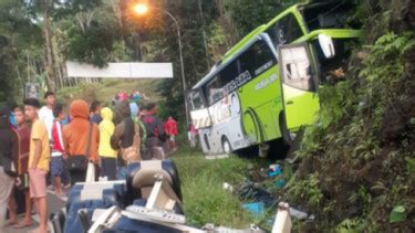 Bus Bawa Rombongan Santri Tabrak Tebing Di Purbalingga 1 Tewas 29