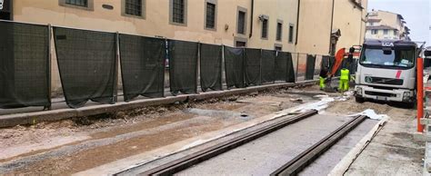 Firenze Per La Tramvia Operai Al Lavoro Di Notte Per Recuperare I