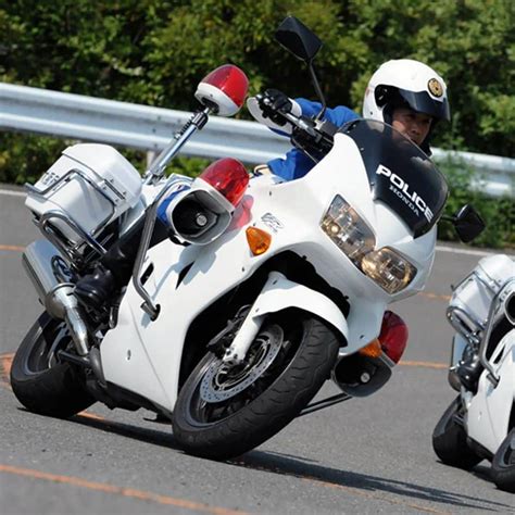 大阪府警察さんのインスタグラム写真 大阪府警察instagram「【白バイの歴史⑧】 ホンダ Vfr800p 撮影年 2010年（平成22年） 大阪府警察公式 大阪府警察 大阪府