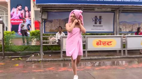 Viral Video Mumbai Model Walks In Towel In Broad Daylight Netizens