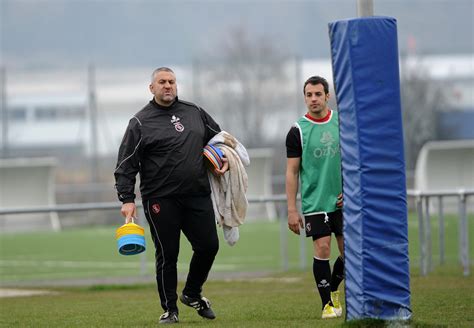 MAGAZINE UN INTRUS SAPPRÊTE à FAIRE SON ENTRéE PARMI LéLITE DU RUGBY