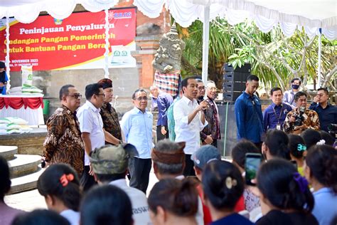 Presiden Jokowi Serahkan Bantuan Pangan Bagi Masyarakat Di Gianyar