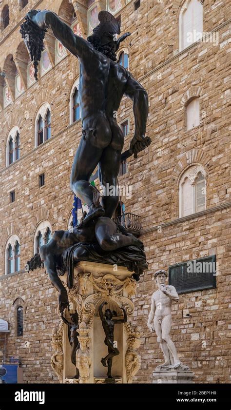 La Antigua Estatua Perseo Con La Cabeza De Medusa Por Benvenuto Cellini