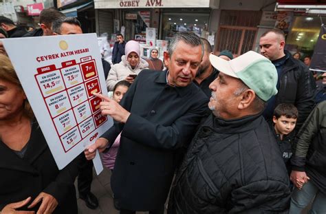 Özgür Özel den pazarcı esnafına ziyaret Önlük taktı satış yaptı