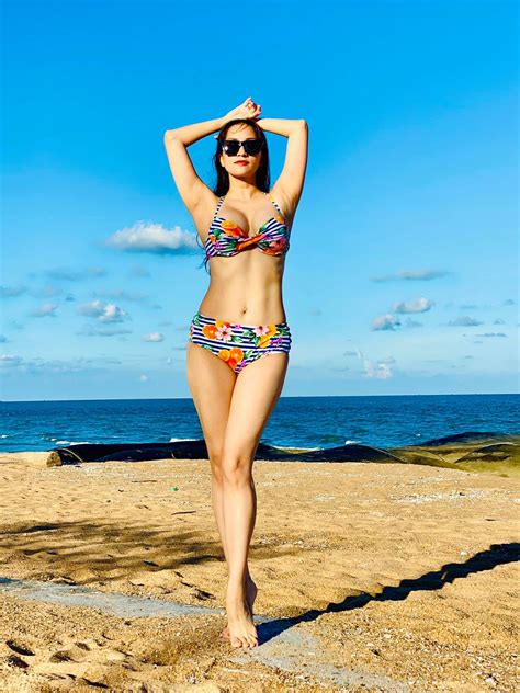 Khánh Thi diện bikini khoe body cực quyến rũ nách con mà vòng eo vẫn săn chắc đáng ngưỡng mộ
