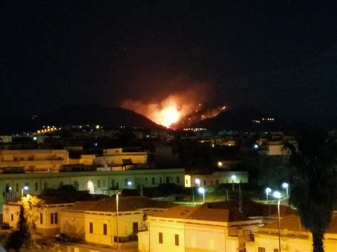 Caldo Enorme Incendio Sulle Colline Di Reggio Calabria Notte Di Paura