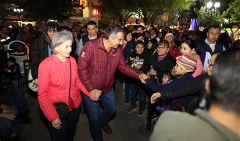 Am Rico Y Mar A Conviven Con Familias Durante Desfile Navide O