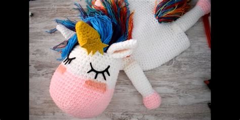 Range Pyjama Au Crochet Sous Forme D Unicorne Amigurumi Un Patron