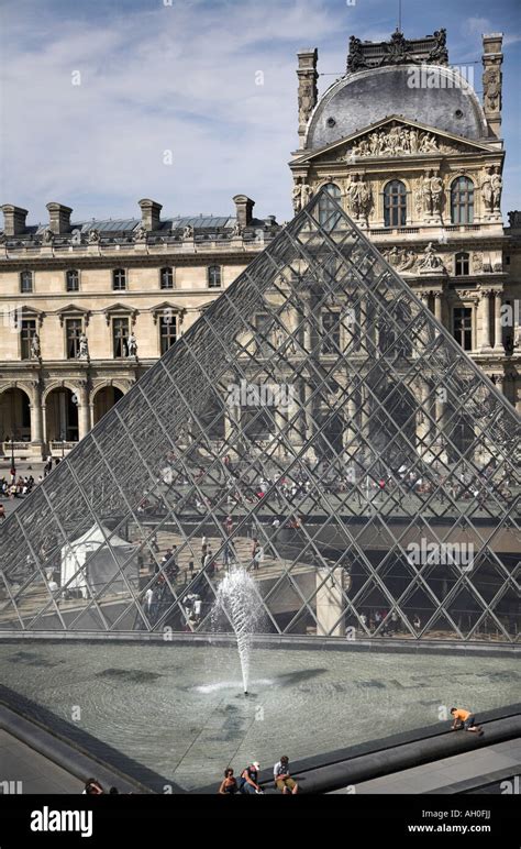 Pir Mide De Cristal En La Parte Delantera Del Palais Du Louvre Paris