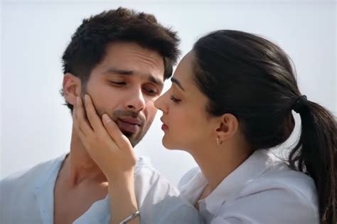 चलत बइक पर KISS करन क चककर म हआ शहद कपर क एकसडट Movie kisses