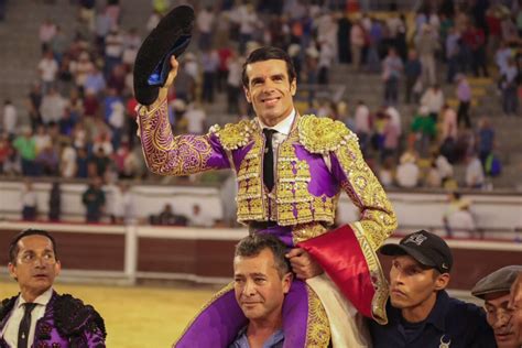 A HOMBROS EN CALI Y TRIUNFADOR DE LA FERIA Emilio De Justo