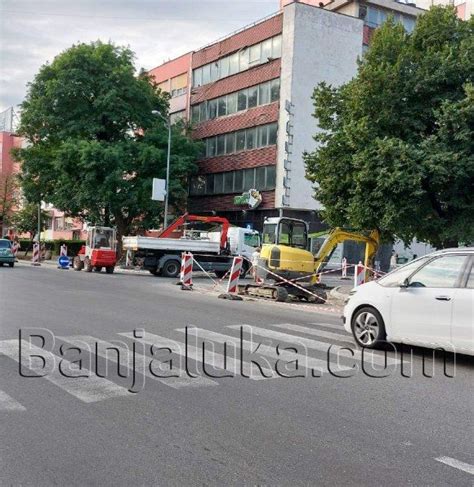 Počela izgradnja kružnog toka na Bulevaru cara Dušana Evo kako teku