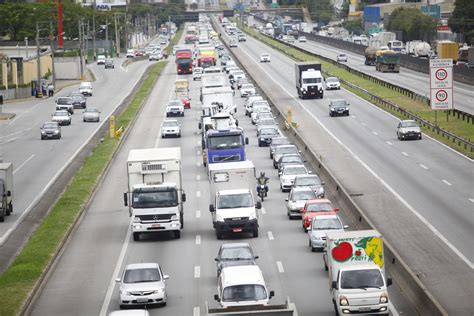 Ação na via Dutra conscientiza motociclistas sobre o ponto cego de