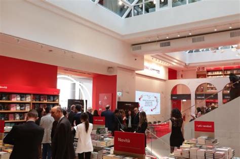 La Nuova Libreria Mondadori In Piazza Duomo Corriere It