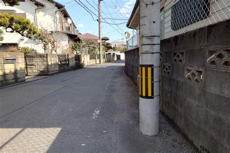 黄色と黒の電柱の腹巻き！ そこかしこで見かける「トラ柄カバー」の正体とは 自動車情報・ニュース Web Cartop