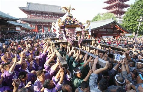 「宮出し」威勢良く：浅草・三社祭 写真特集25 毎日新聞