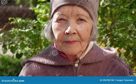 Portret Van Een Oudere Grootmoeder Met Grijs Haar In Een Hoed In Het