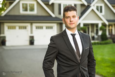 Top 20 Real Estate Agent Photo Examples And Tips Real Estate Headshot