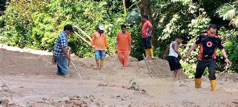 Gunakan Alat Seadanya Petugas Bpbd Dan Masyarakat Bersihkan Material