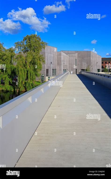 The Hepworth Wakefield And Walkway Over The River Calder Wakefield