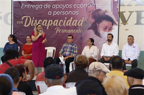 Entregan apoyos económicos a personas con discapacidad