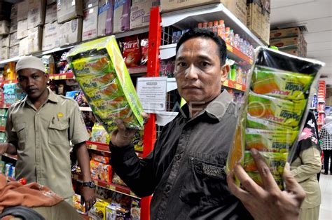razia produk kadaluarsa antara foto