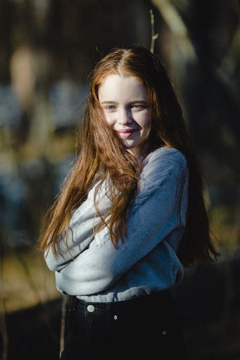 Una Linda Adolescente Con El Pelo Largo Rojo Intenso Posa En El Parque