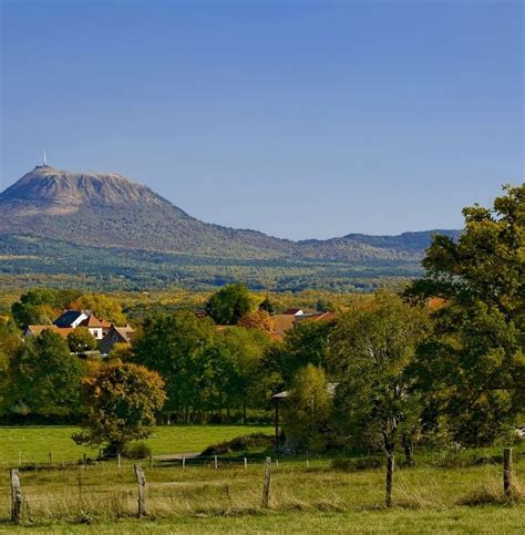 Ulminant M Tres D Altitude Le Puy De D Me Est Le Volcan