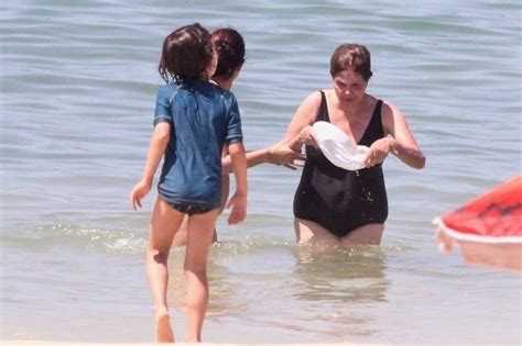 Ex Presidente Dilma Rousseff Curte Dia De Praia No Rio De Janeiro