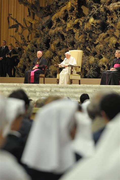 Papa Benedetto Xvi Salito Al Cielo Lunitalsi Si Raccoglie In