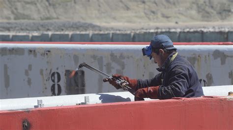 Trabajo A Contra Reloj En El Puerto De Comodoro Luego Del Anuncio De La