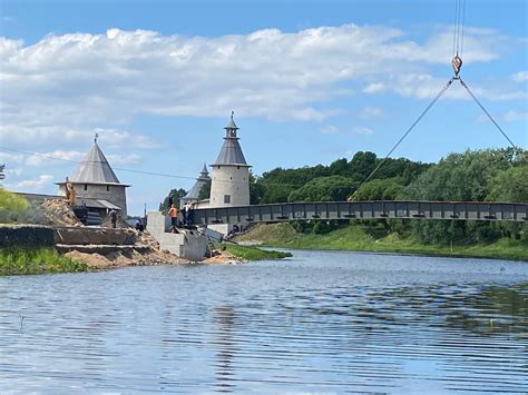 Рабочие установили пролёт нового пешеходного моста через Пскову