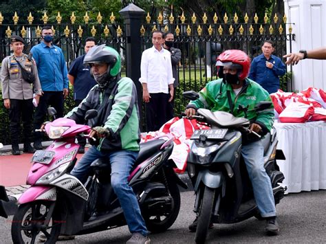 Presiden Jokowi Saksikan Penyerahan Sembako Untuk Ojol Di Depan Istana