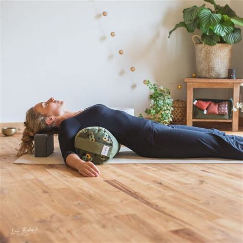 Bolster Yoga Posture Ouverture Du Coeur Les Barbaries Restorative