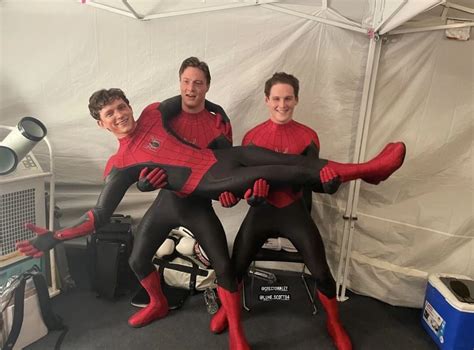 10+ Hilarious Behind-The-Scenes Photos From Marvel Movies