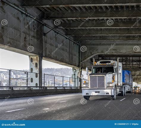 Bonnet Big Rig Day Cab Semi Truck With Dry Van Semi Trailer Carry Cargo