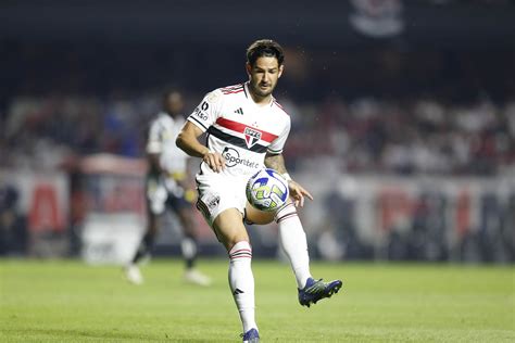 Pato Celebra Primeiro Gol Marcado Em Retorno Ao S O Paulo Mercado Do