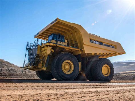 Komatsu presentó el 980E 4 su mayor camión de extracción minera