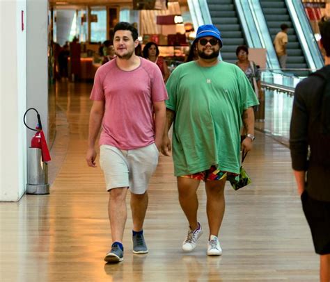 Gominho Faz Rara Apari O De M Os Dadas O Namorado No Shopping