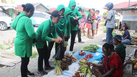 Tingkatkan Perekonomian Masyarakat Ibu Ibu Persit Kck Kodim 1705 Nabire Serbu Pasar Tradisional